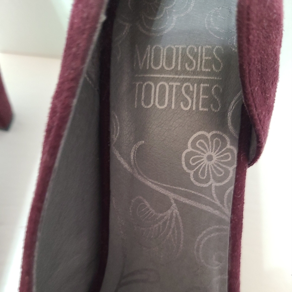Suede  Burgundy open toe pump with one side open Mootsie Tootsie - Picture 7 of 8